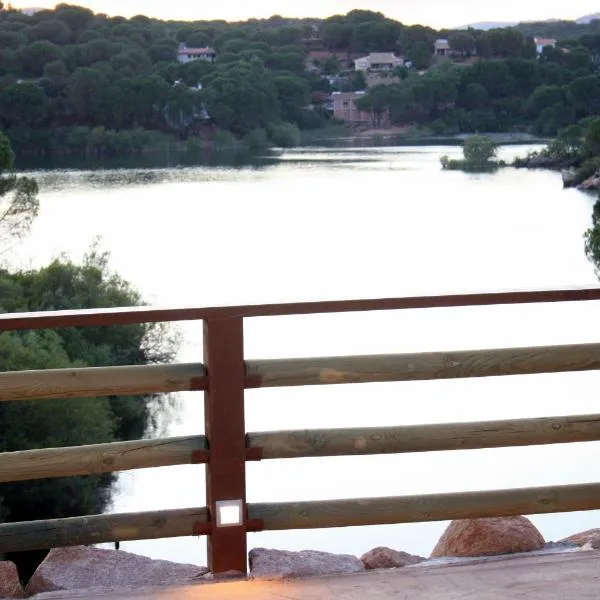 LAS CABAÑAS DEL LAGO más pase piscina las 2 columnas Del 1 junio 2026 al 30 agosto 2026, hotel in Córdoba