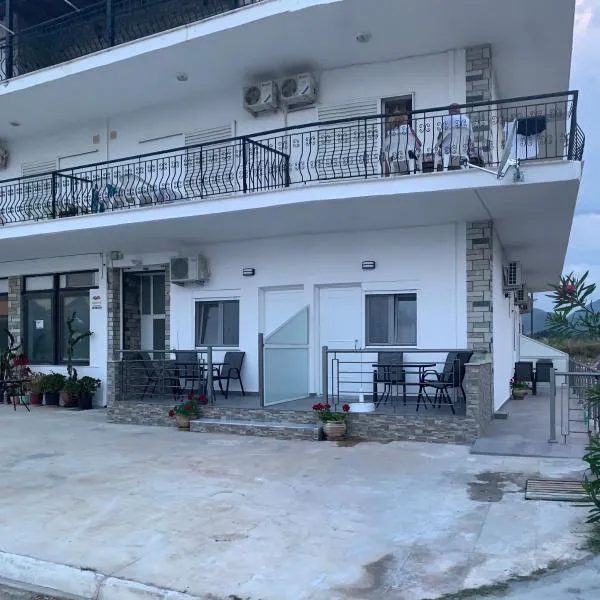 Skoulidis Family Apartments, hotel in Nea Vrasna