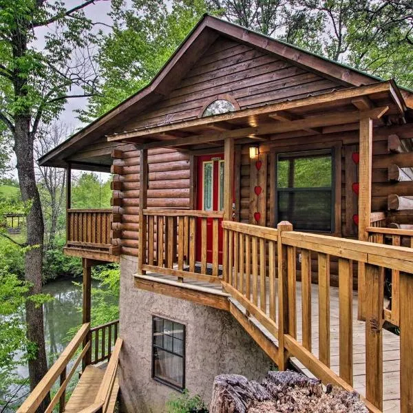 River Rush- Cozy Riverfront Cabin 5 Mi to Pigeon Forge, hotel en Sevierville