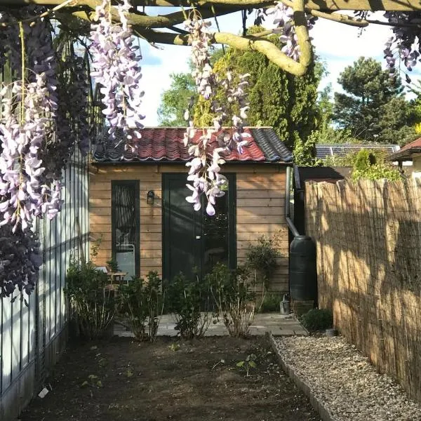 Cozy tiny house close to Schiphol Ams Airport, hotel in Rijsenhout