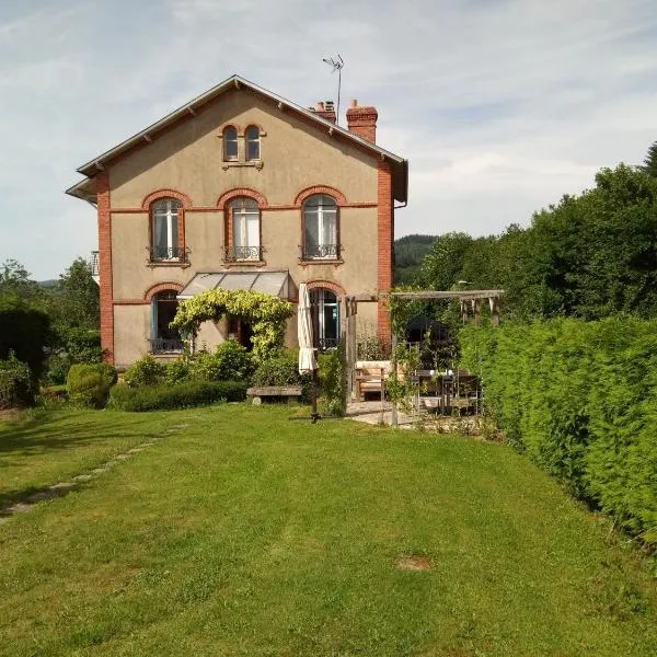 La Maison Du Marchand, hotel v destinaci Peyrat-le-Château