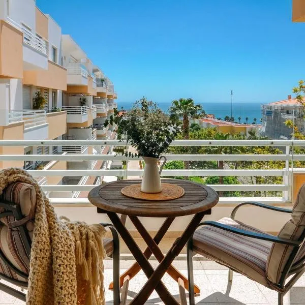 Fantastic Seaside Family Apartment with Pool, hotel a Parede