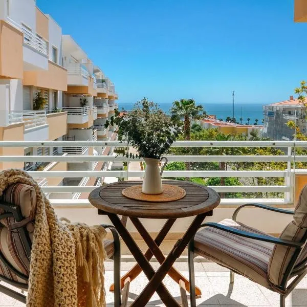 Fantastic Seaside Family Apartment with Pool, Hotel in Parede