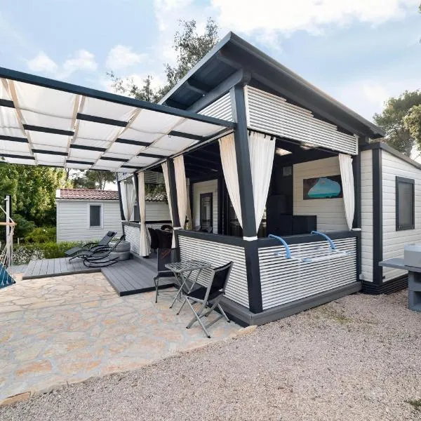 Mobile Home MeeLi, hotel in Biograd na Moru