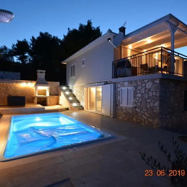 Dreamlodge - Luxe Dalmatian Villa, private pool, parking, mooring, breathtaking sea & mountain view, at 150 m from idyllic private beach, hotel en Rogač