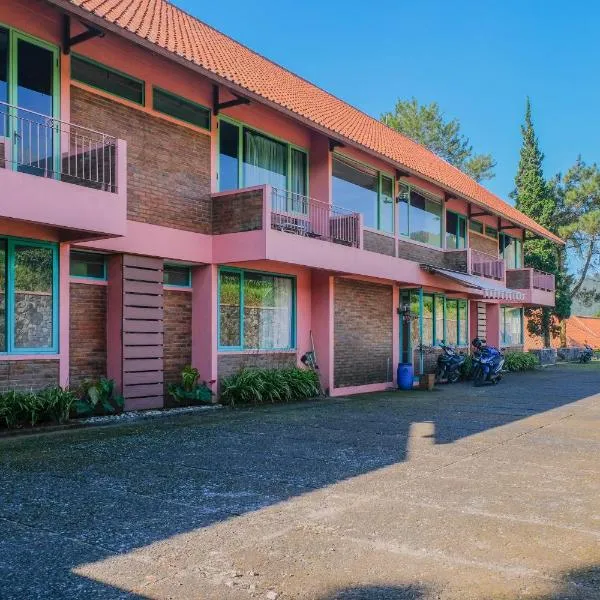 RedDoorz Syariah near Kopeng Treetop Adventure, hotel v destinaci Salatiga