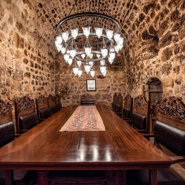 Kasr-i Nehroz Hotel, hotel Midyatban