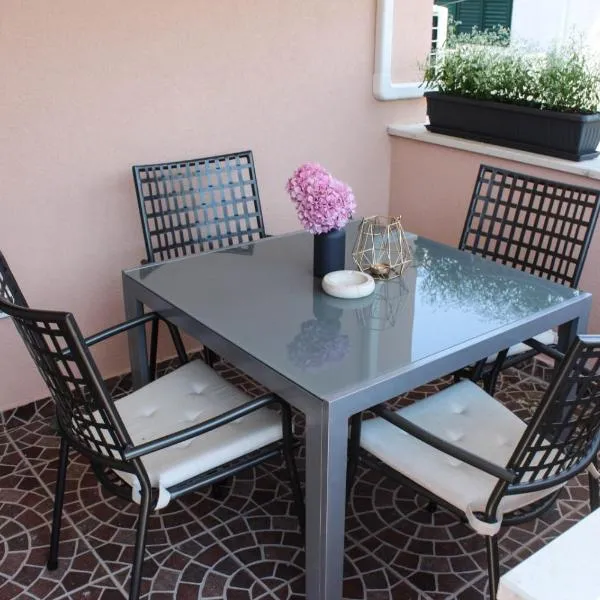 Studio apartment Laura ||, hotel v Murteri