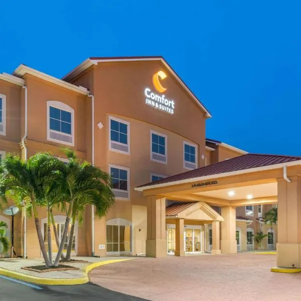 Comfort Inn & Suites Airport, hotel v destinaci Fort Myers