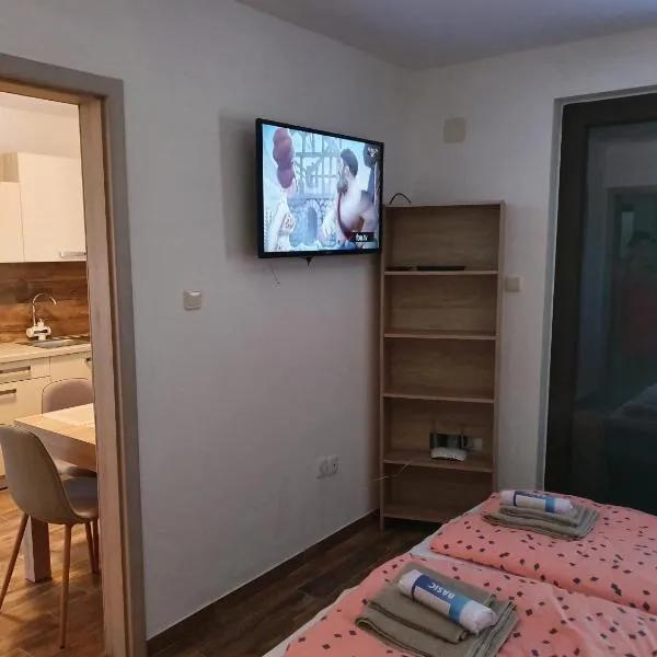 Apartments SIMONETA، فندق في مالينسكا