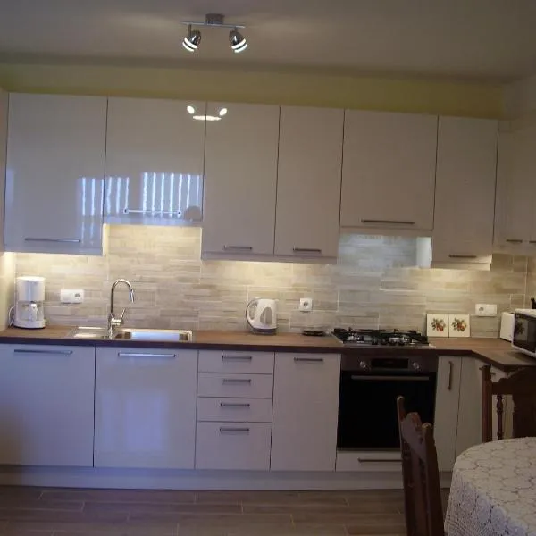 Water view brand new Apartment, short stroll to beach, peaceful!, hotel v destinaci Košljun