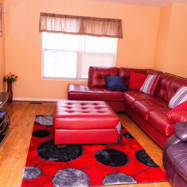 Gorgeous & Elegant 3Bedrooms 2Full-bath Upper Level of a single home, hotel in East Riverdale