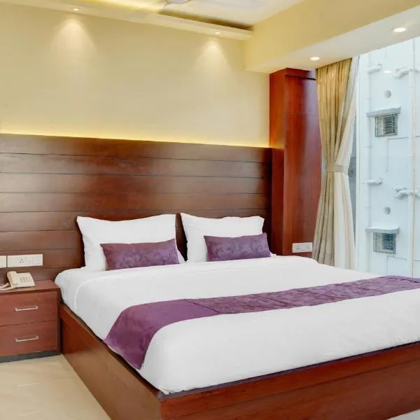 Treebo Premium The Crystal, Chinar Park, hotel in Kolkata