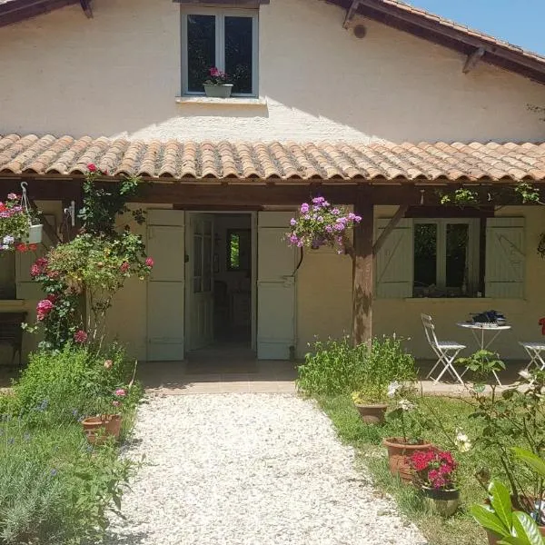 Holiday Country Villa with Panoramic Views, hotel u gradu Bouteilles-Saint-Sébastien