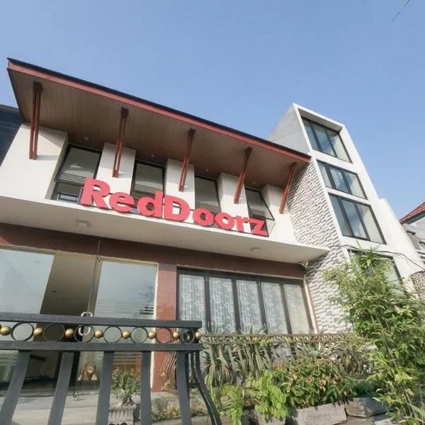 RedDoorz Plus near Green Pramuka Square Mall, hotel di Jakarta