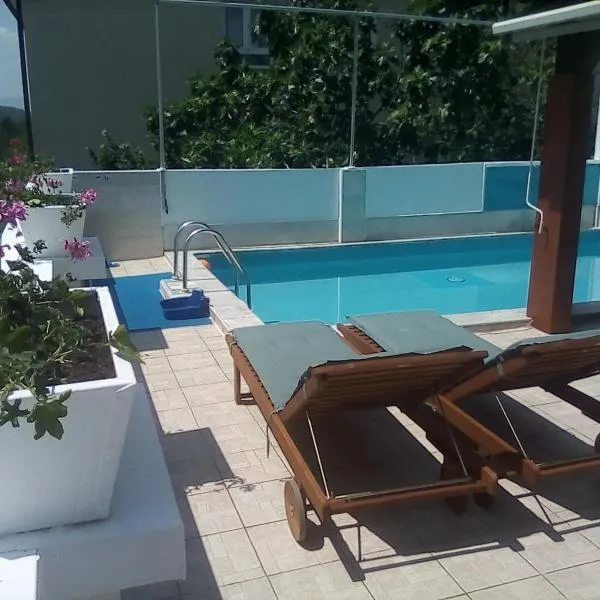 Vila Brig 108 - private swimming pool and jacuzzi, hotell i Kamenjak