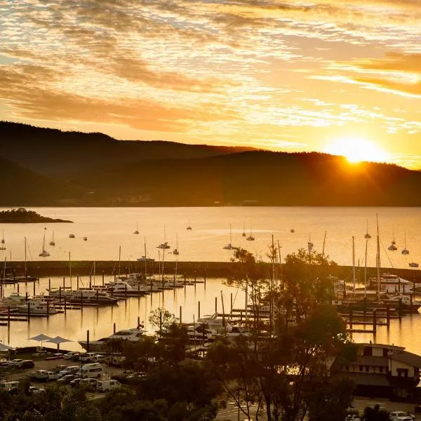 Sunlit Waters Studio Apartments, hotel in Shute Harbour