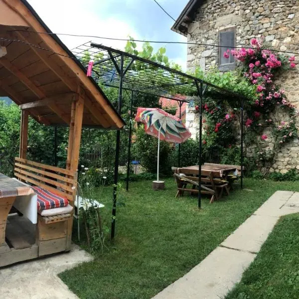 Guest House Ulaj, hotel v destinaci Vusanje