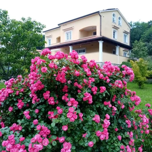 Guesthouse Villa AnnaDora, hotel in Brseč