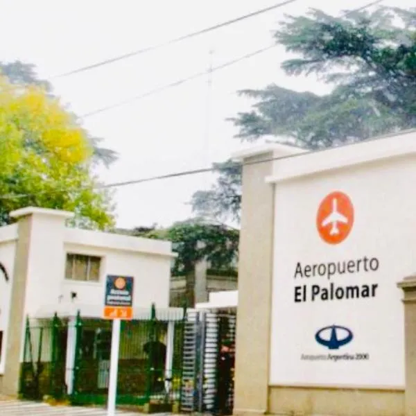 ALIWE ( A 300 metros del Aeropuerto El Palomar): Castelar'da bir otel