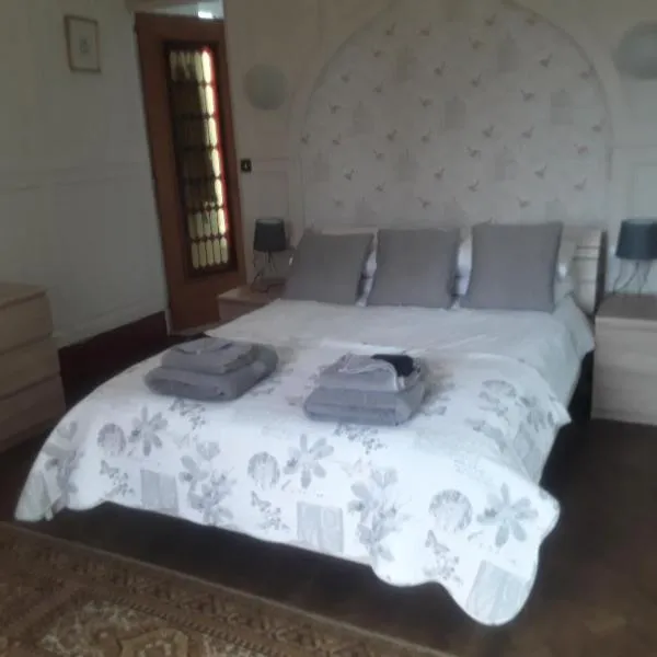 Touch of Spain in Rural France, hotel v destinácii Darnac