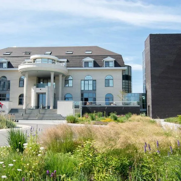 Hotel Acropolis " Op het sportiefste park van de kust ", hotel in Westende