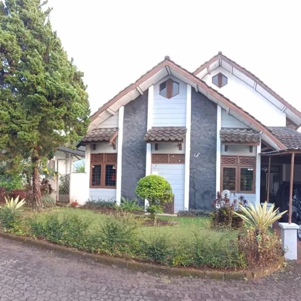 Villa Bougenville 2, Jalan Raya Kota Bunga, hotel in Mariwati