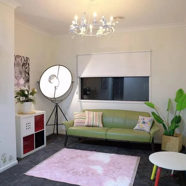 Luxury 9 BRM house in Melbourne, khách sạn ở Laverton