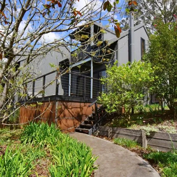 Cloudsong Chalet 2 Close to the village centre, hotel di Kangaroo Valley