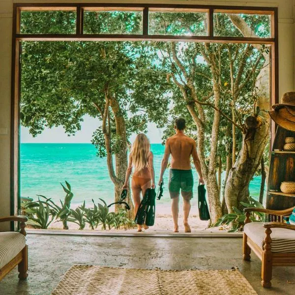 Whispering Palms - Absolute Beachfront Villas, hotel v destinaci Port Vila