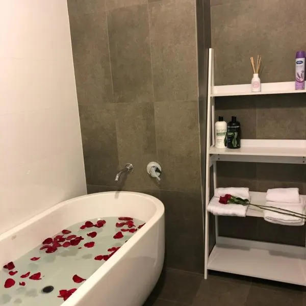Modern APT in Liverpool CBD, hotel in Liverpool