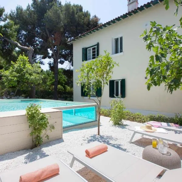 Glyfada Villa 6BR 16ppl Private Pool 300m to Beach, ξενοδοχείο στην Αθήνα