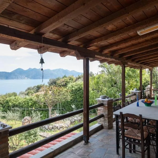 Villa Eirini with sea view, Hotel in Dhriópi