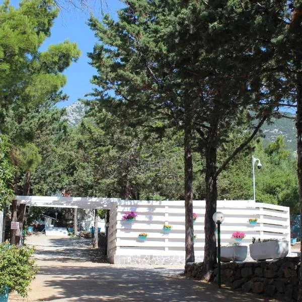 Camping Car Palmasera, hotel v destinaci Cala Gonone