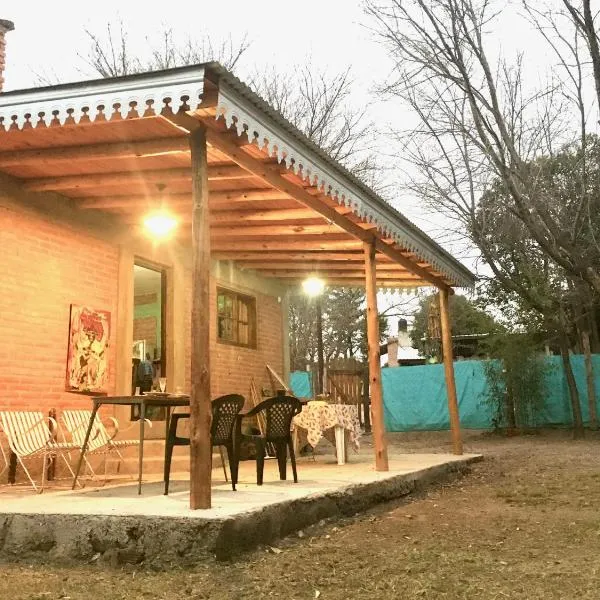 Pintoresca Cabaña Céntrica a pasos del río, hotell i Las Calles
