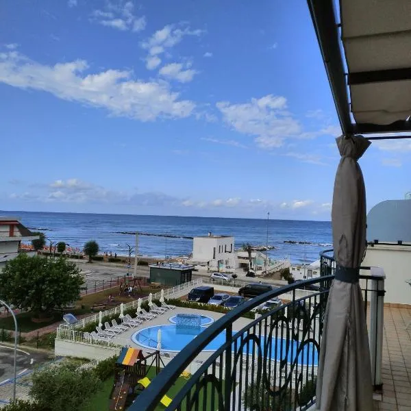 Penthouse on the Adriatic Sea – hotel w mieście Martinsicuro