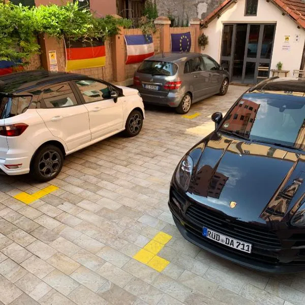 Guest House Virginia's Rooms-Private free Parking and Top Carignano District, hotel in Genova