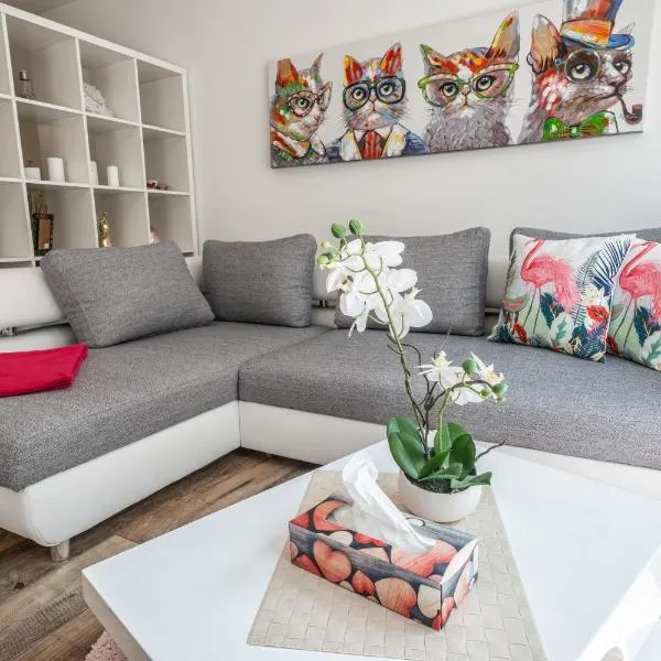Moderne Souterrain-Wohnung, hotel v destinaci Anif