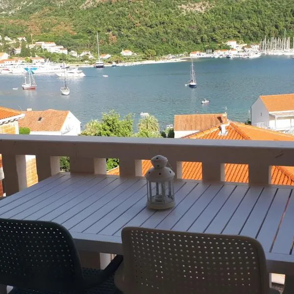 Apartments Šišević - Comfort Apartments with Balconies and Sea View, hotel in Slano