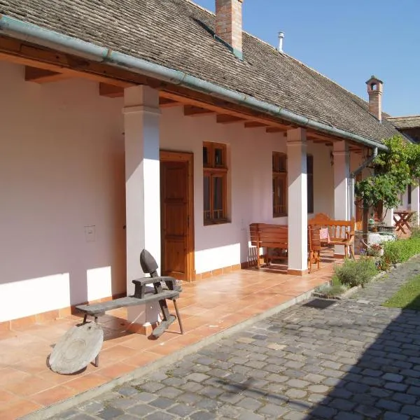 Rácz Fogadó、Kisorosziのホテル