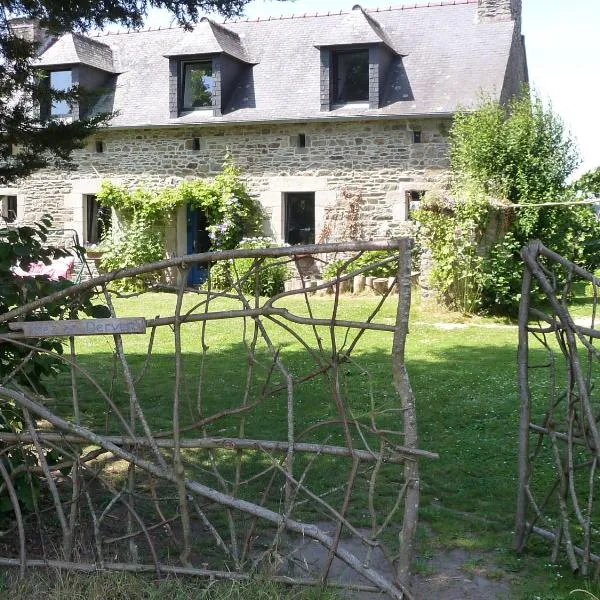 Chambre d'hôtes Suite 53m2 ou Caravane vintage avec cuisine et salle de bains privées, B&B 53m2 Suite or Vintage caravan with private kitchen and bathroom, hotel v destinaci Pleumeur-Gautier