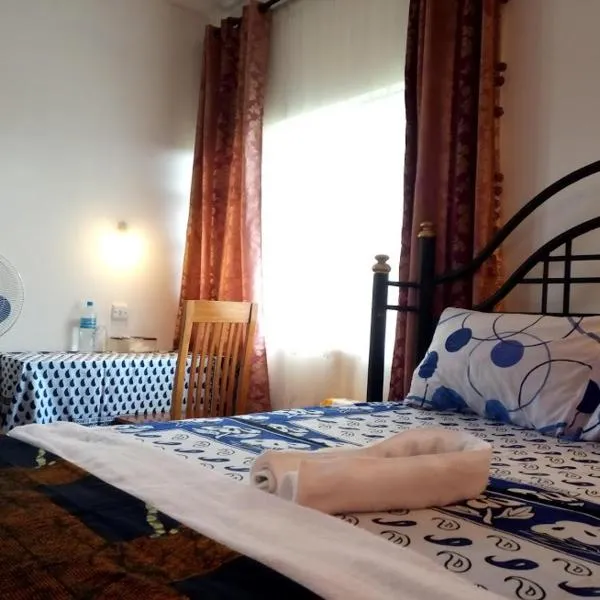 KILIMANJARO MAD MONKEY'S HOTEL, hotel em Boma la Ngombe