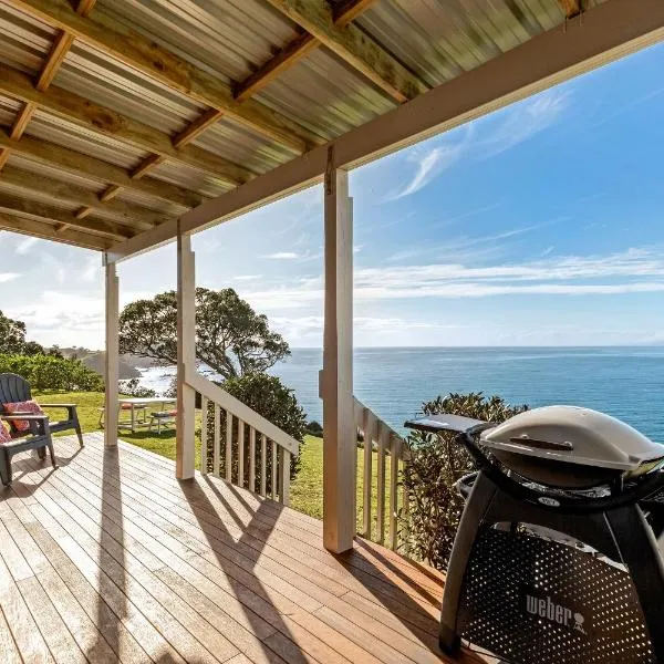 Moeraki with private walkway to Onetangi Beach by Waiheke Unlimited, hotel di Onetangi