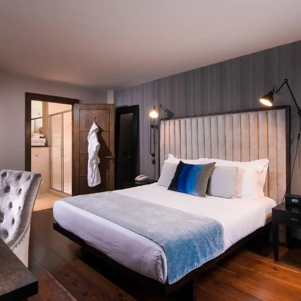 The Twelve Hotel, hotel v destinaci Barna
