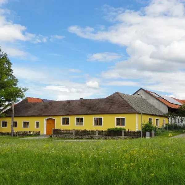 Biohof Weissensteiner, hotel v destinaci Ullrichs