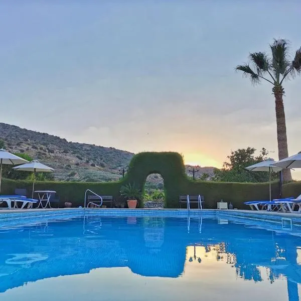 Ampelokipi Holiday Apartments: Anoyira şehrinde bir otel