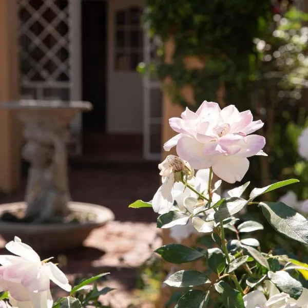 Roses and Pebbles B & B Guest House, hótel í Klerksdorp