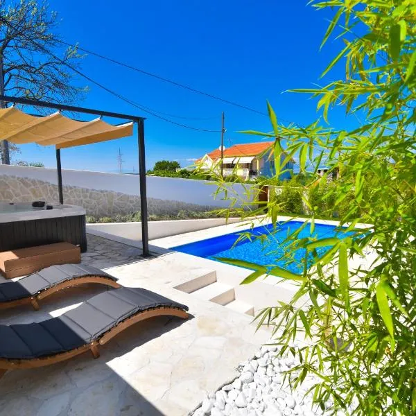Villa Village Idylle with heated pool, sauna, jacuzzy and private parking、スコシャンのホテル