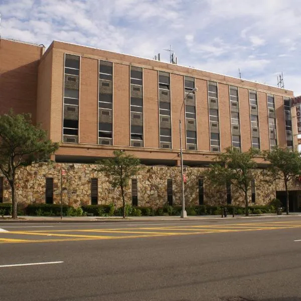 Adria Hotel and Conference Center, hotel v Queensu