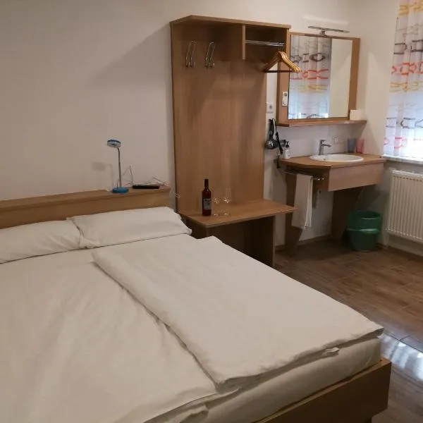 Dorf-Zimmer Mirth, hotel v destinaci Eltendorf